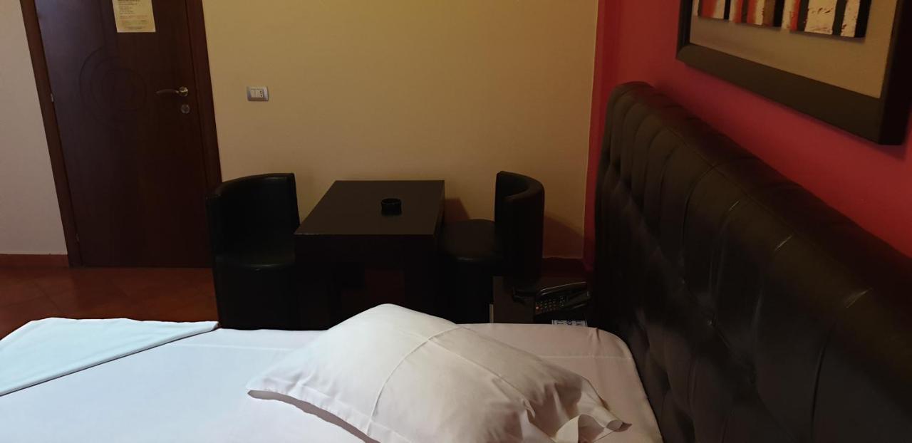 Hotel Kresko Lushnje Bagian luar foto