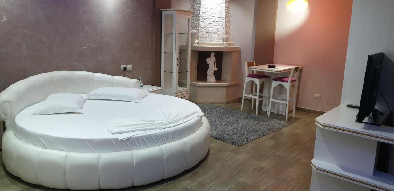 Hotel Kresko Lushnje Bagian luar foto